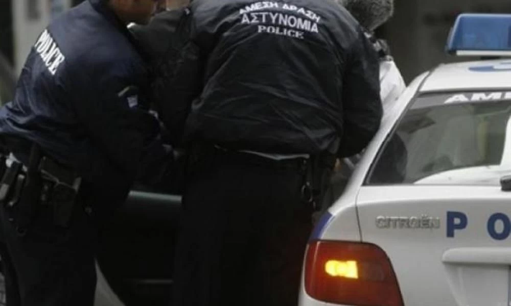 «Έφοδος» της Αστυνομίας για συνωστισμό έξω από καφέ-μπαρ στη Θεσσαλονίκη